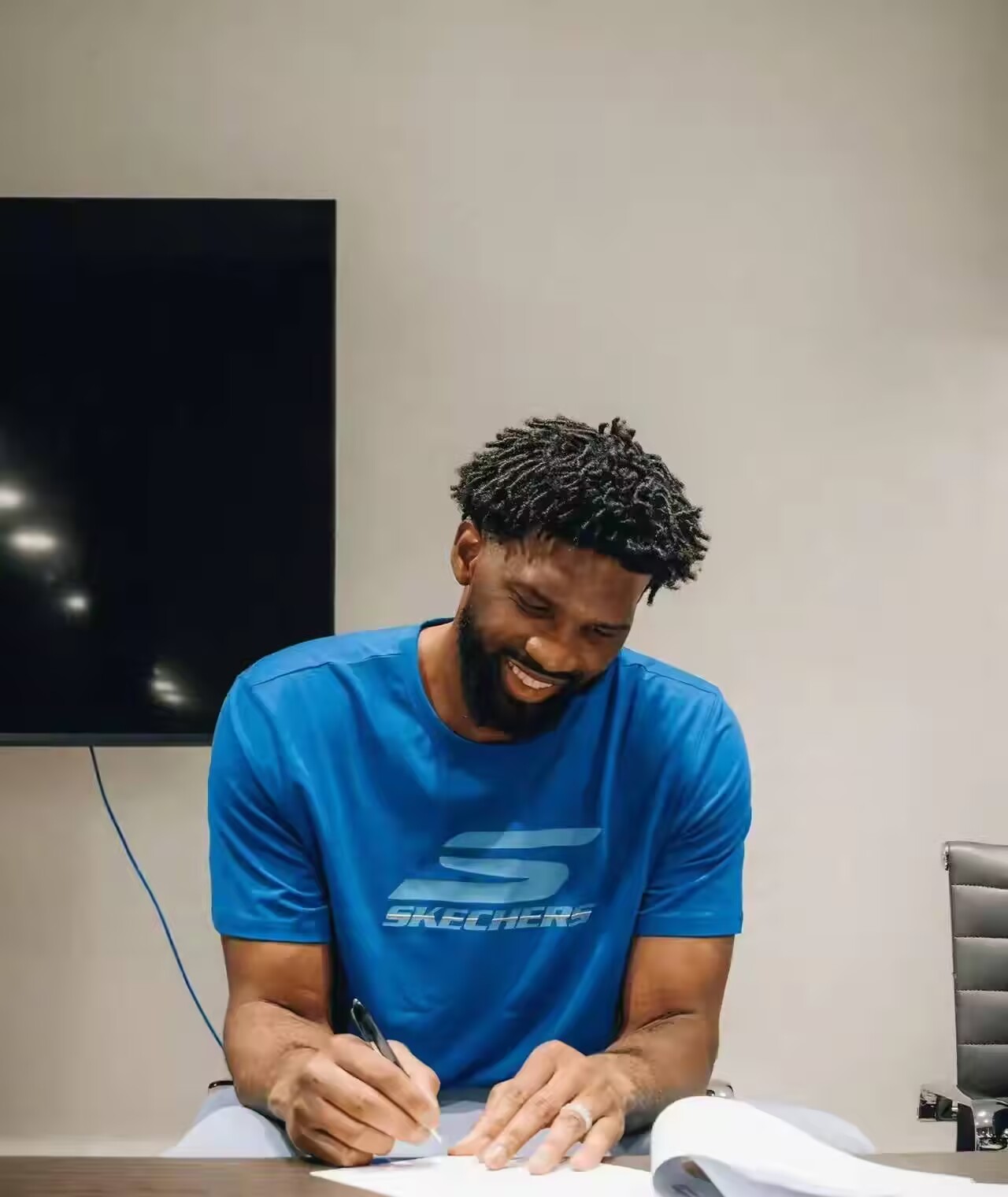 包含马刺鏖战波兰男篮，恩比德打破历史纪录的词条