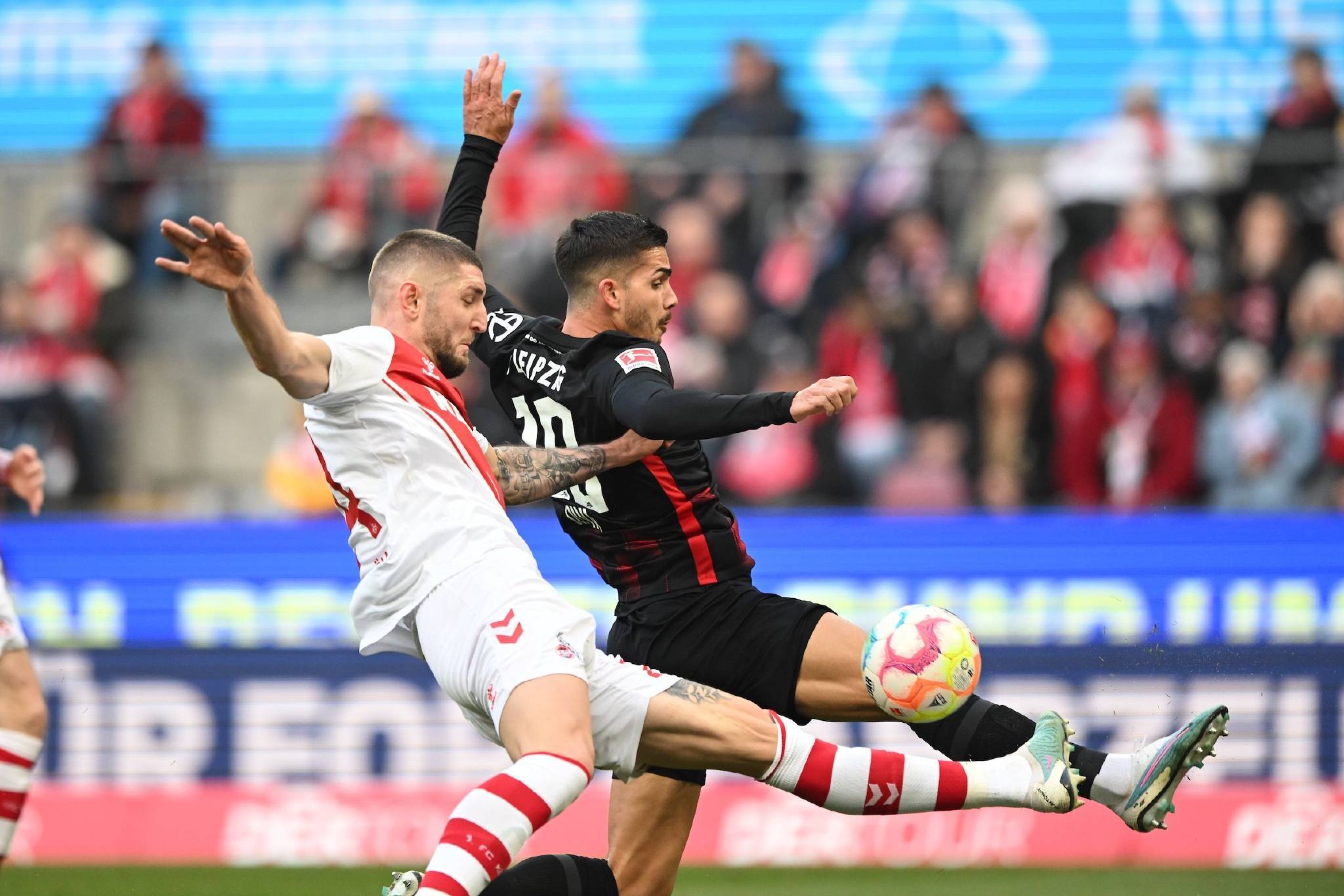 关于阿贾克斯主场五球大胜，继续保持不败记录的信息