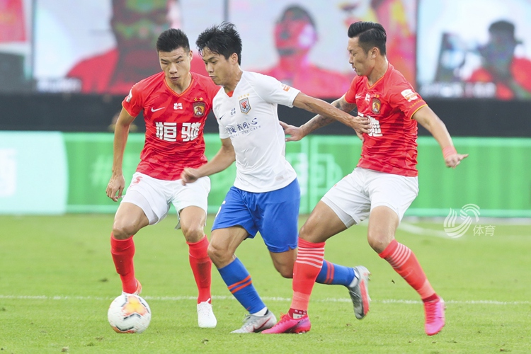 佩萨罗球员集体助攻，球队跃居积分榜榜首