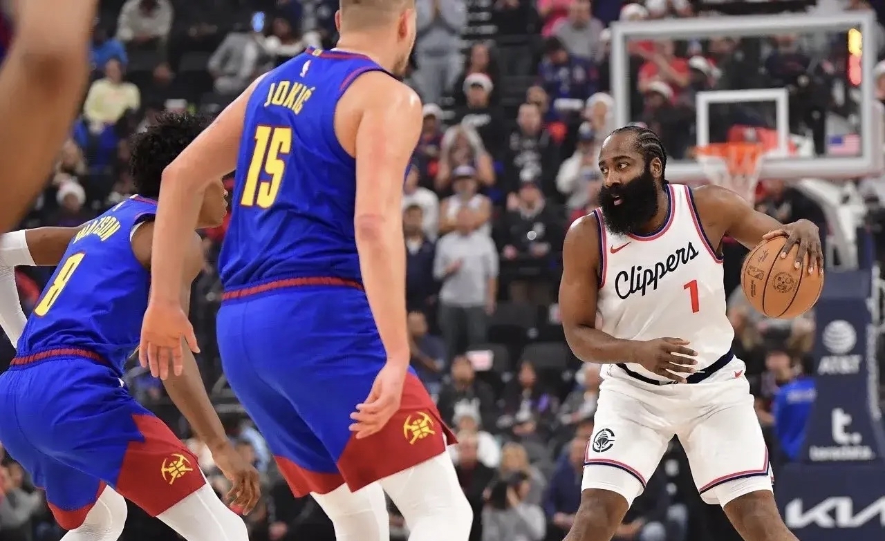 包含快船队持续崛起，乔治与莱昂纳德合作再添胜绩的词条