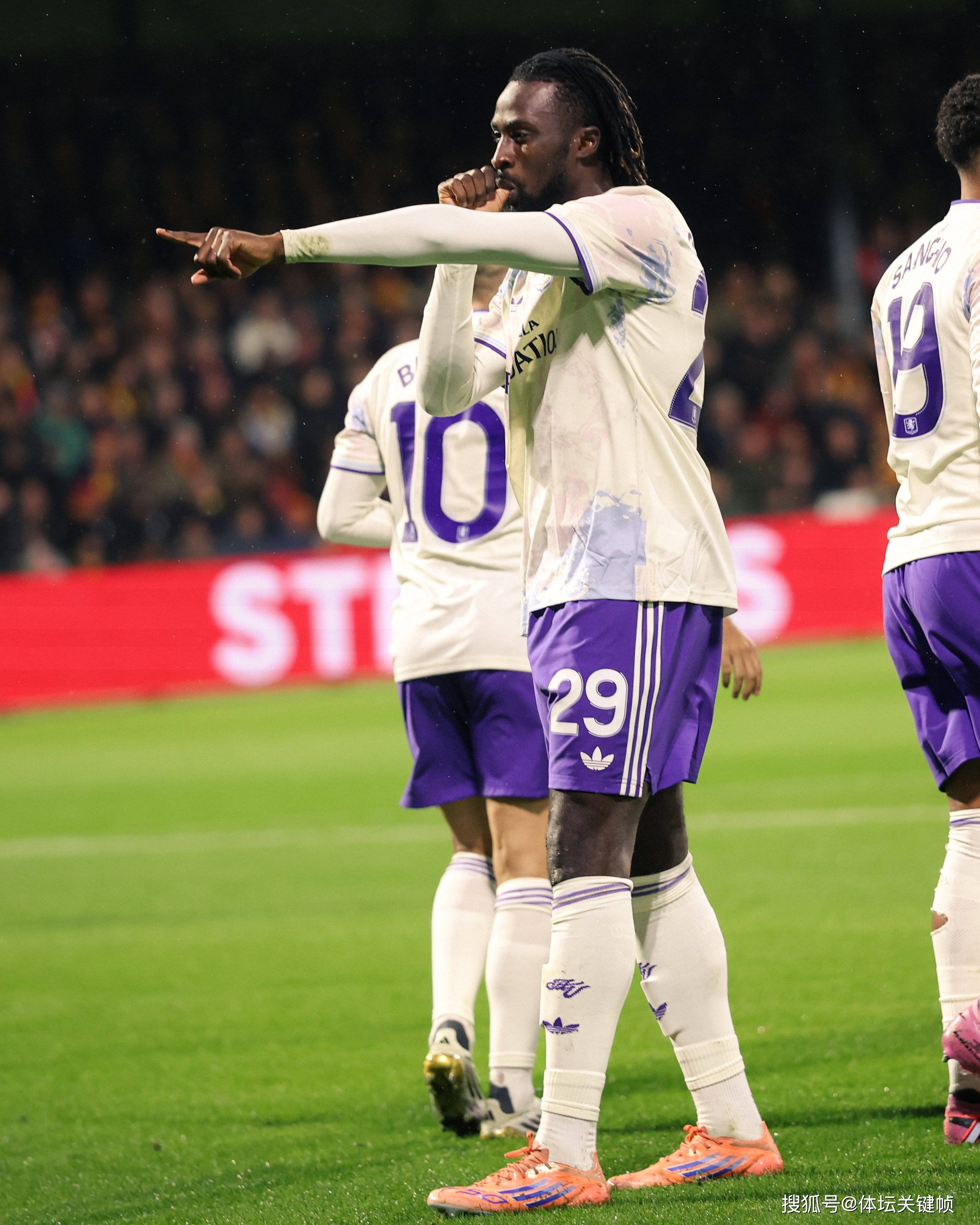 关于阿斯顿维拉主场逼平切尔西，保持不败积分榜排名稳定的信息