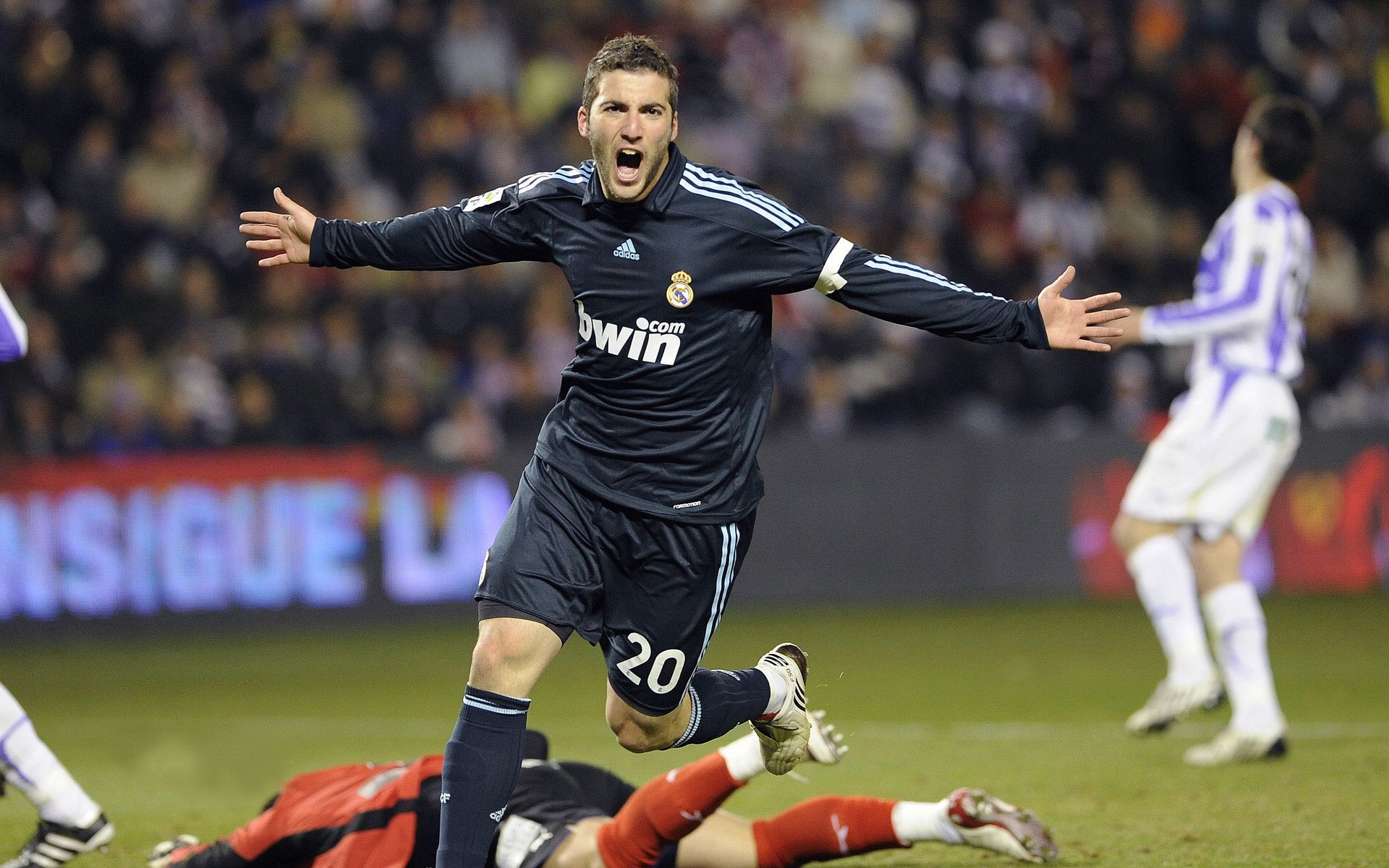 LOL电竞动态-从勒沃库森完胜南非到姆巴佩闪耀全场，足球世界中的唯一性启示